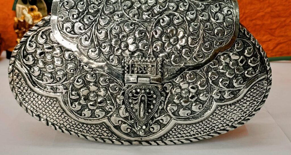 The Elegance of Silver Designer Handbags and Purses